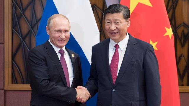 特朗普赠礼:送普京雕像 送欧洲笔盒特朗普赠礼背后的故事，送普京雕像，赠欧洲笔盒的深意何在？