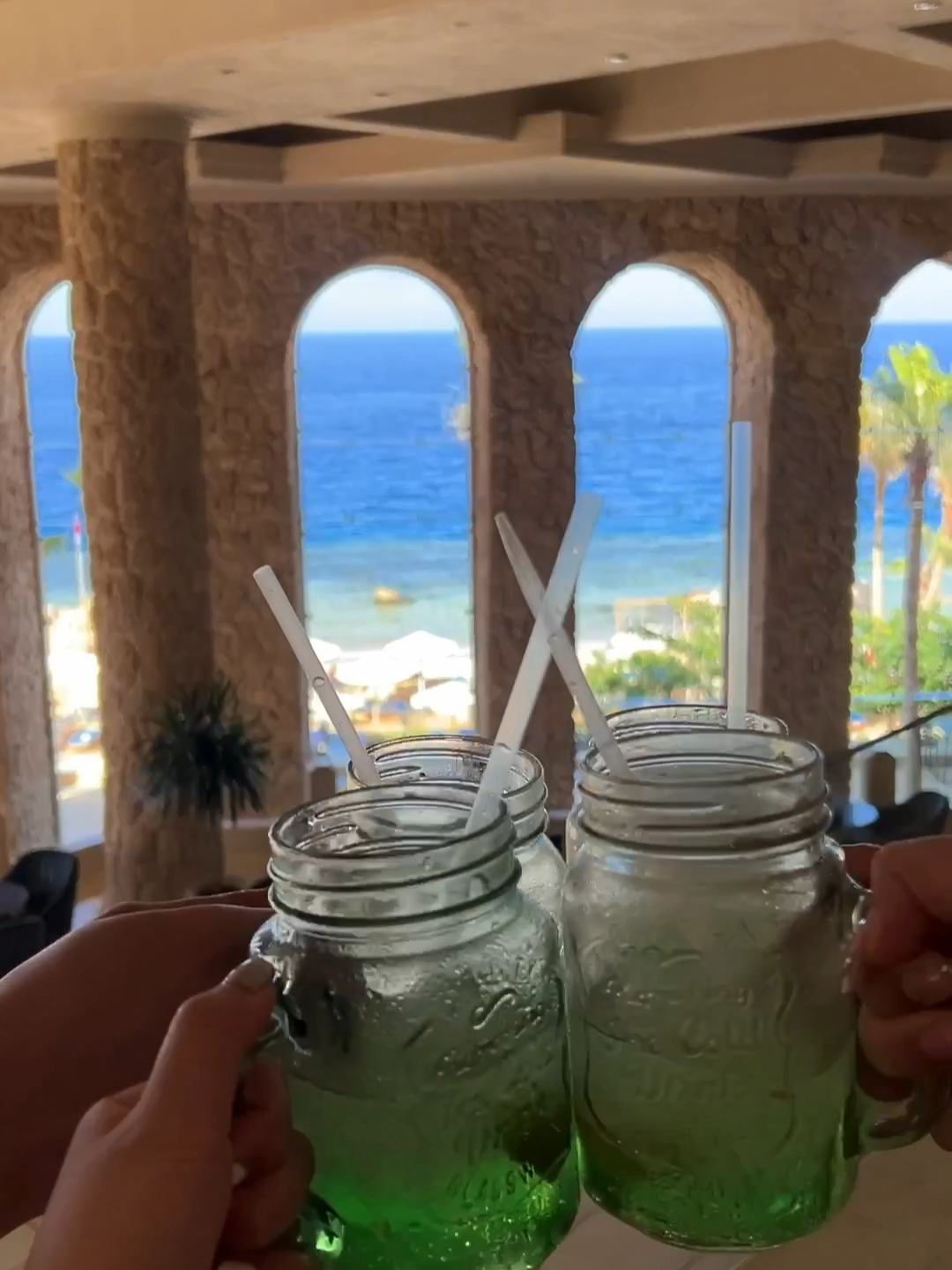 出来旅游只为拍这个碰杯转场旅游，不仅仅是为了放松身心，更是为了寻找生活中的美好瞬间。这次出来旅游，我的目的只有一个——只为捕捉那个令人心动的碰杯转场瞬间。