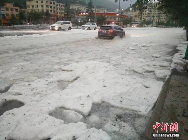 近40℃高温的杭州突降冰雹杭州遭遇极端天气，近40℃高温下突降冰雹，城市如何应对？