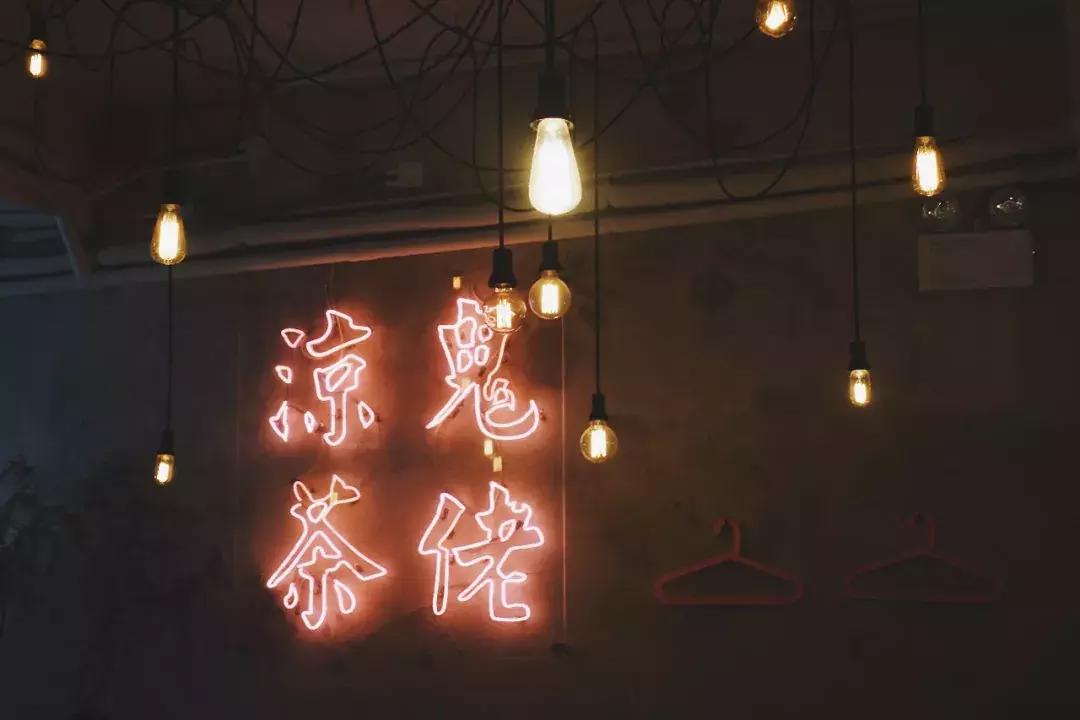 \"New Money\"涌入香港中环New Money涌入香港中环，指的是新的资金或投资者涌入香港中环地区。香港作为国际金融中心，一直吸引着全球的资金和投资者。中环地区是香港的金融商业核心区，汇聚了许多银行、金融机构、高端写字楼和商业活动，因此成为吸引资金和投资的主要区域。