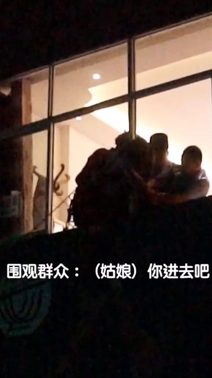 女子持刀轻生女子持刀轻生背后的故事与反思