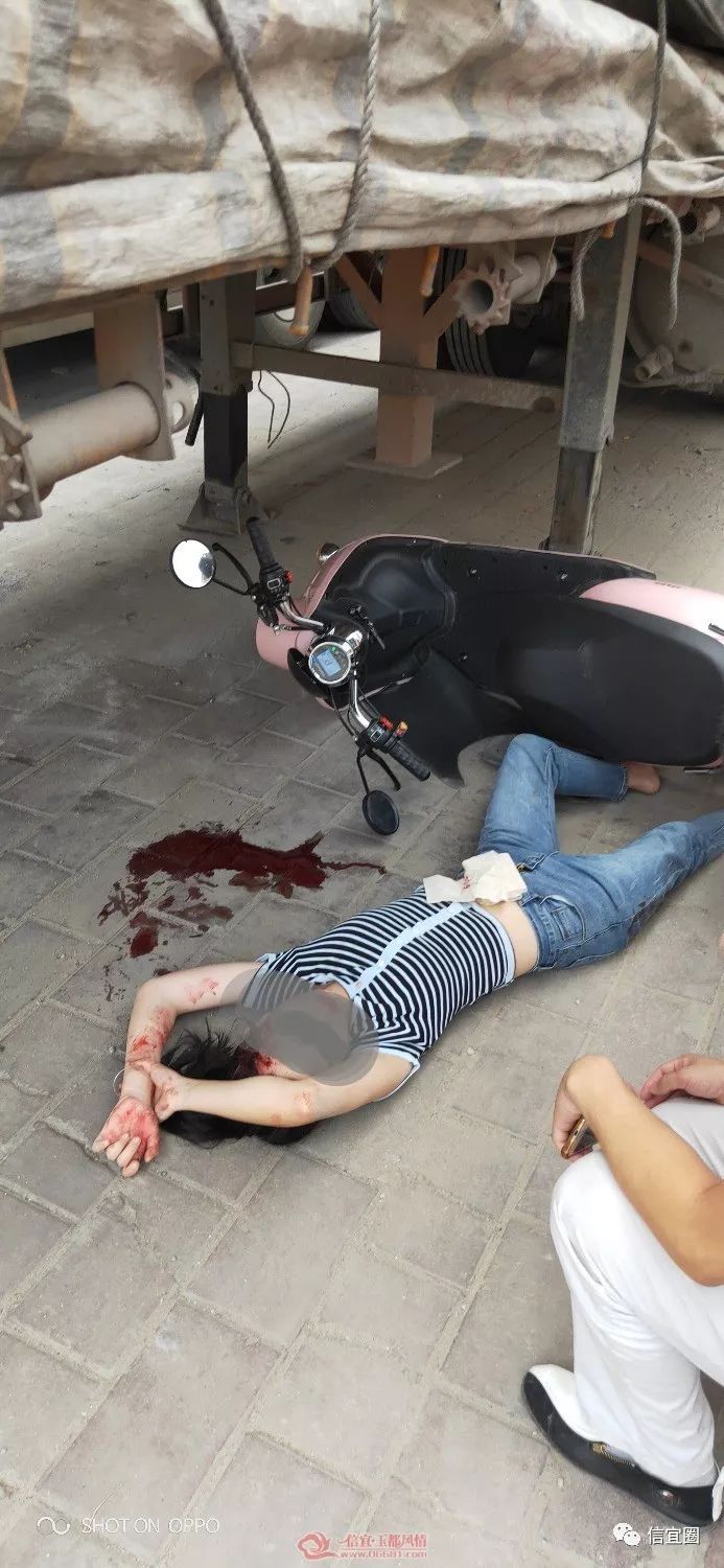 伤者躺地上给车盖布伤者躺地上给车盖布，事故现场的紧急处理与人文关怀