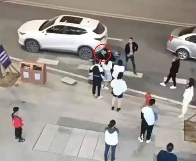 女子持刀追小孩被摁倒？警方通报针对网络上流传的女子持刀追小孩被摁倒的视频，警方已经发布通报。
