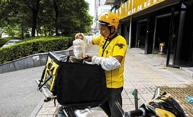 年轻人下班送外卖:送餐像寻宝游戏年轻人选择下班送外卖，如今已经成为了一种常见的现象。这一现象背后有多种原因，其中可能包括寻求额外收入、填补生活开销等等。而对于送餐像寻宝游戏这一说法，确实也有其独特的体验乐趣。