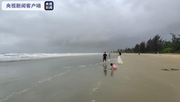 实拍台风侵袭三亚:船遭风浪撞向岸边实拍台风侵袭三亚，船遭风浪撞向岸边
