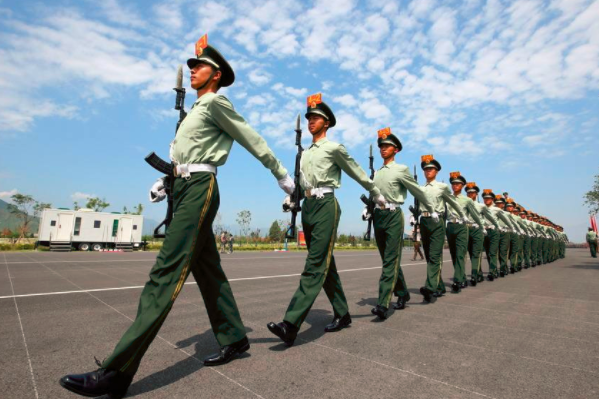 阅兵“女教头”给男兵方队打满分阅兵场上的满分时刻，女教头为男兵方队打出巅峰赞誉
