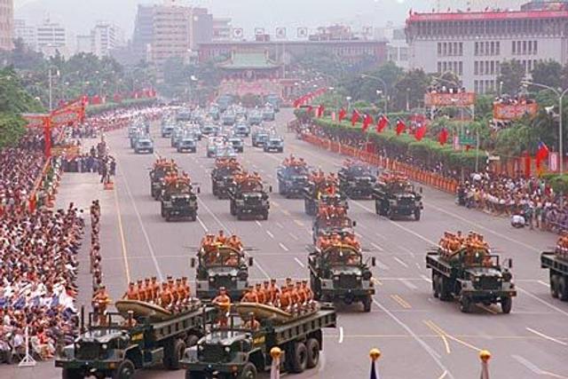 台湾社会怎样看待九三阅兵台湾社会对于九三阅兵的看法是多种多样的，但总体来说，大多数人对阅兵持积极态度，认为展示了国家的军事实力和国防能力，体现了国家的统一和强大。同时，这也激发了台湾同胞的民族自豪感和爱国主义精神。