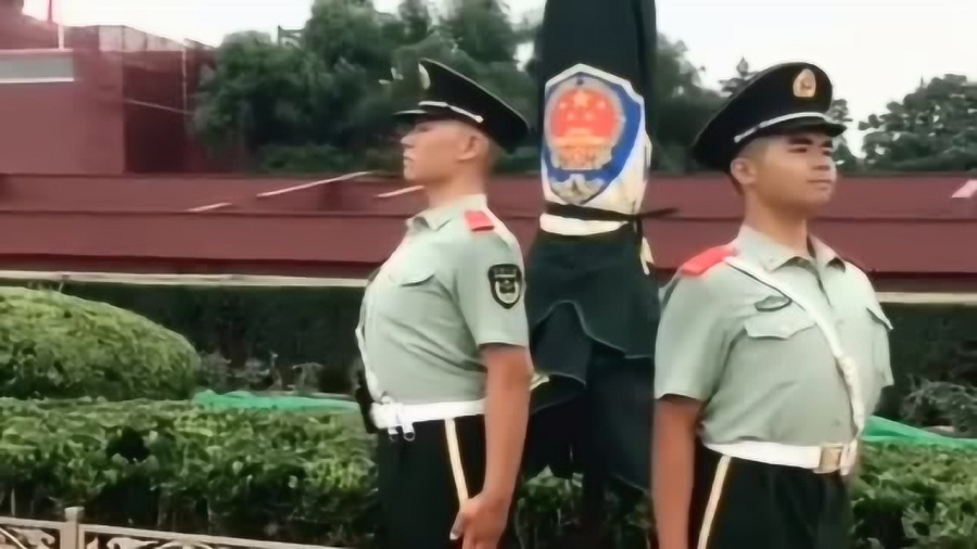 执勤军人纹丝不动 阿姨不停给其扇风执勤军人与暖心阿姨，一丝不动的坚守与温暖之风